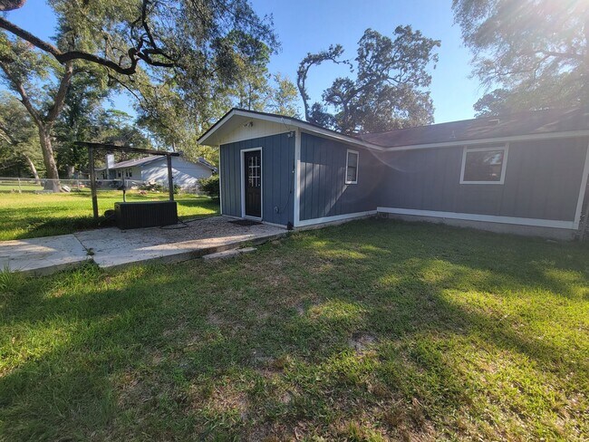 Building Photo - Home conveniently located