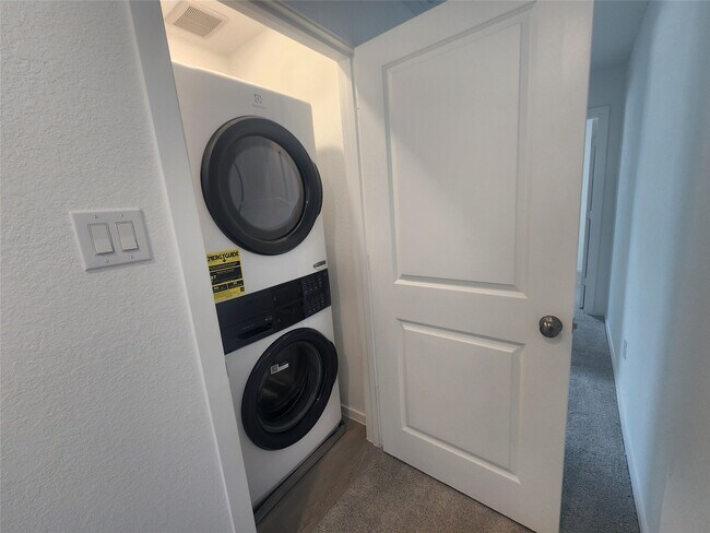 Building Photo - 906 Pertuso Ln