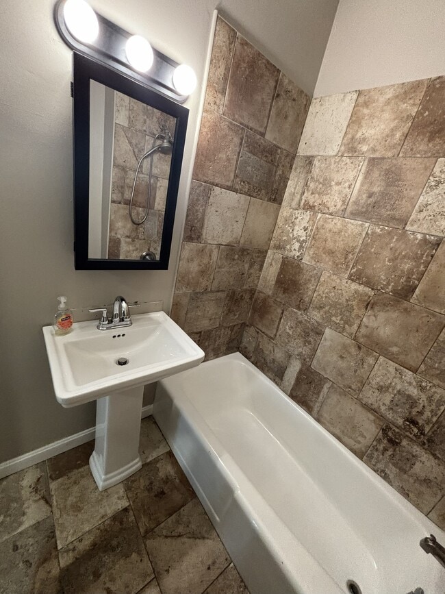 Building Photo - 154 Daly Ave