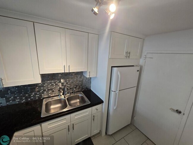 Building Photo - 336 N Birch Rd