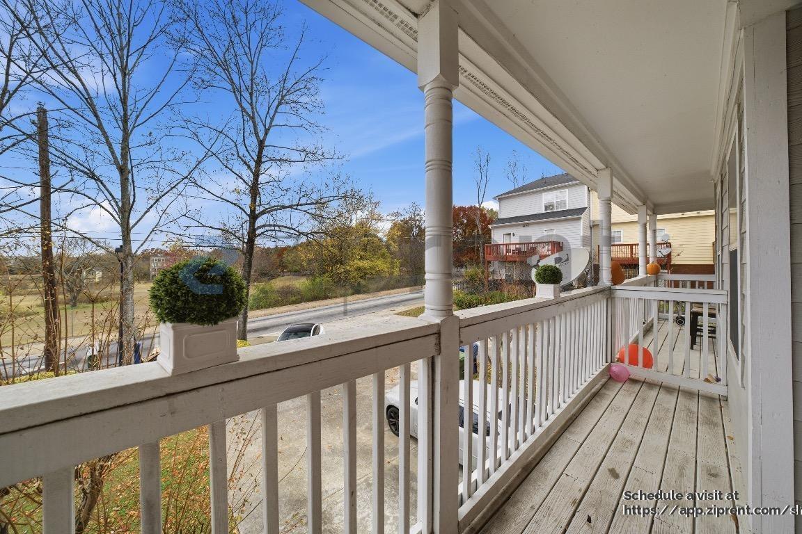 Building Photo - 584 Windsor St SW