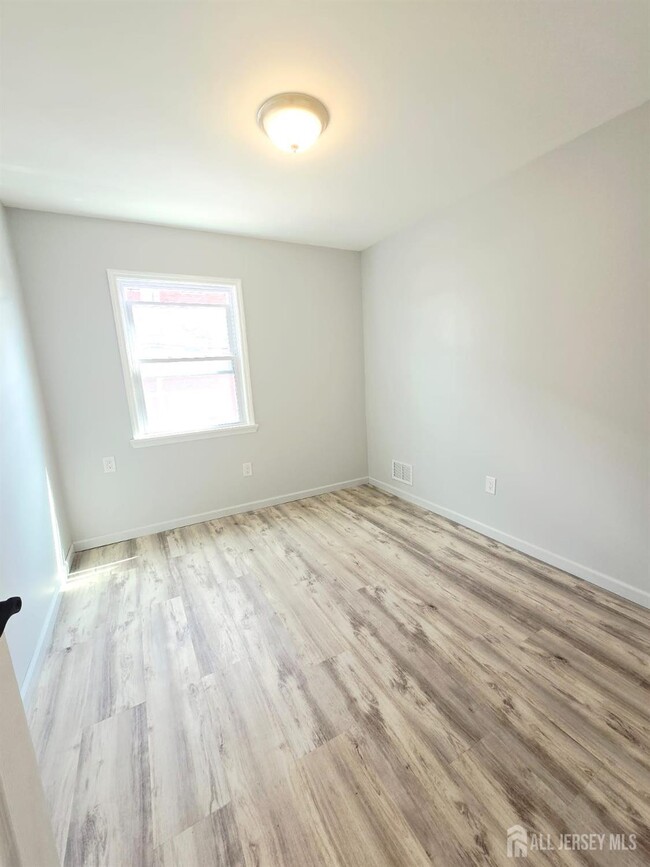 Building Photo - 326 Sutton St