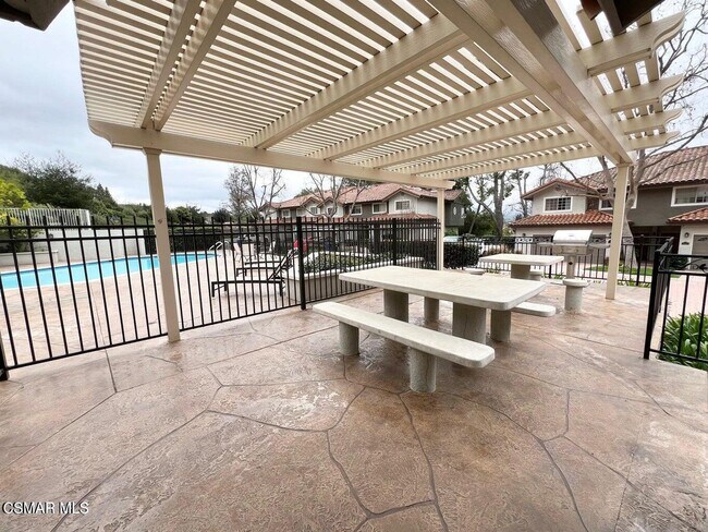 Building Photo - 3121 E Hillcrest Dr
