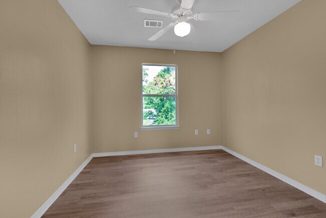 Building Photo - "Charming 3-Bed Townhouse Retreat with 2.5...