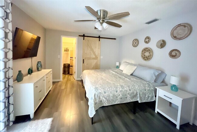 Building Photo - 1150 SW Jumper St