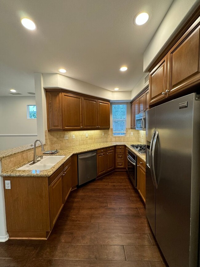 Building Photo - Modern 3 Bed | 2.5 Bath Home in Tustin Field