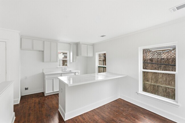 Building Photo - 612 W Alabama St