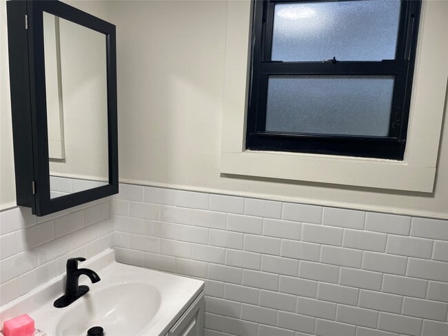 Building Photo - 50 Schubert St