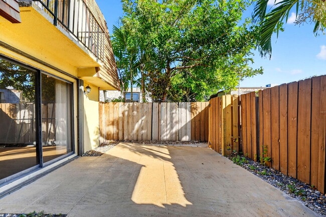 Building Photo - 198 Lake Arbor Dr