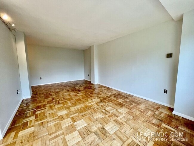 Building Photo - 4000 Tunlaw Rd NW