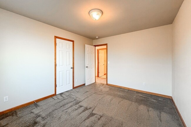 Building Photo - Beautiful 4-Bedroom Townhome in South Richland