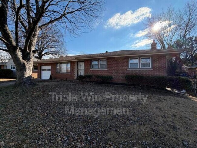 Building Photo - 2408 Caverhill Dr