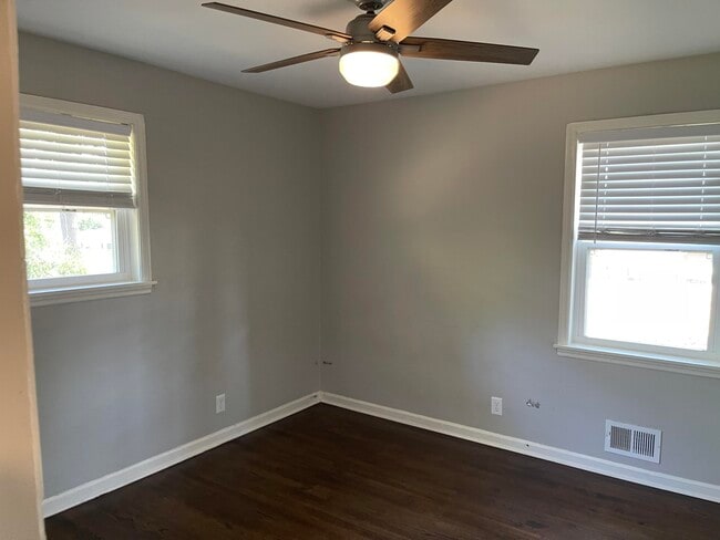 Building Photo - 2817 Meadowbrook Dr