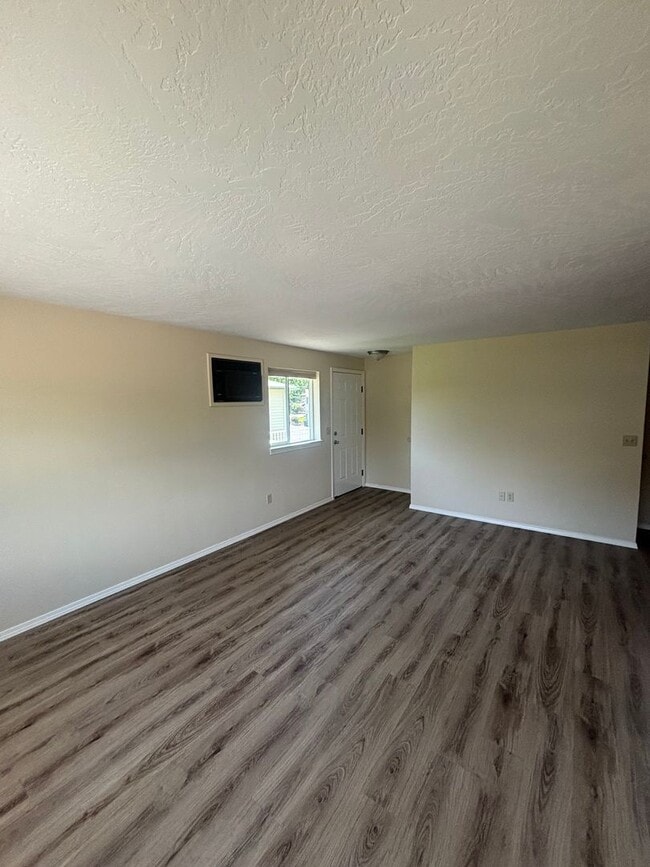 Building Photo - Beautiful Townhouse on 13th Street