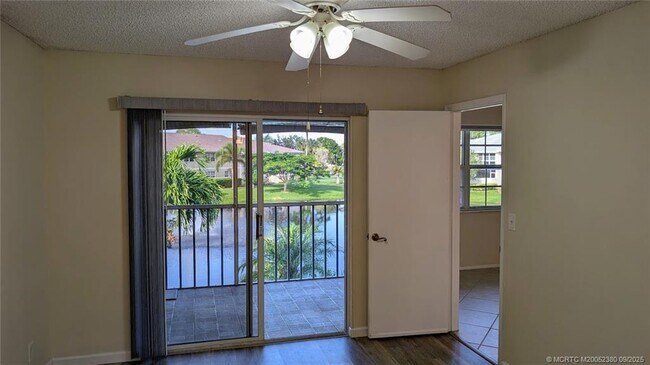 Building Photo - 1563 SE Royal Green Cir