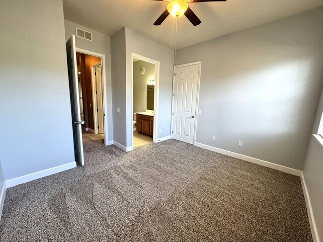 Building Photo - 3BR/3BA Eagle Harbor Condo w/ Garage