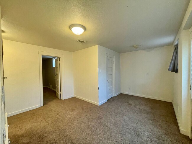 Building Photo - 4 Bed standalone AVAILABLE NOW! Half off A...