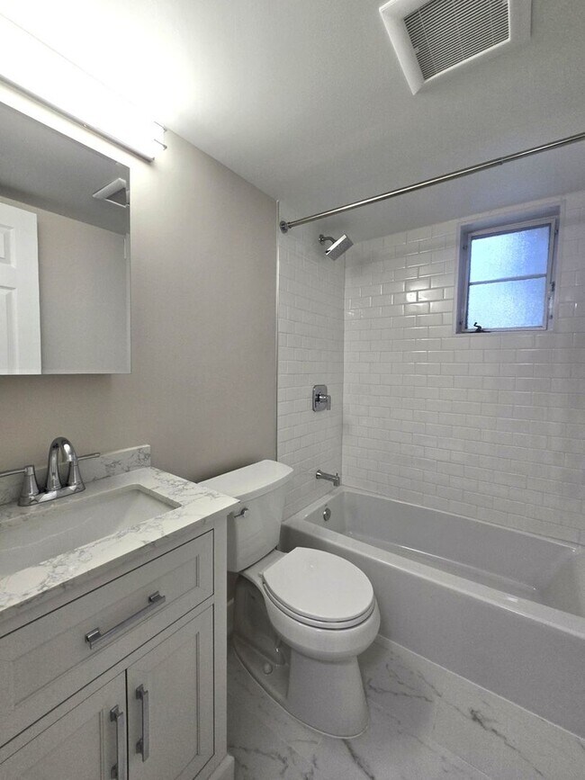 Building Photo - Updated 3BR, 2BA with Screened in Porch in Close in Rockville/Kensington!!
