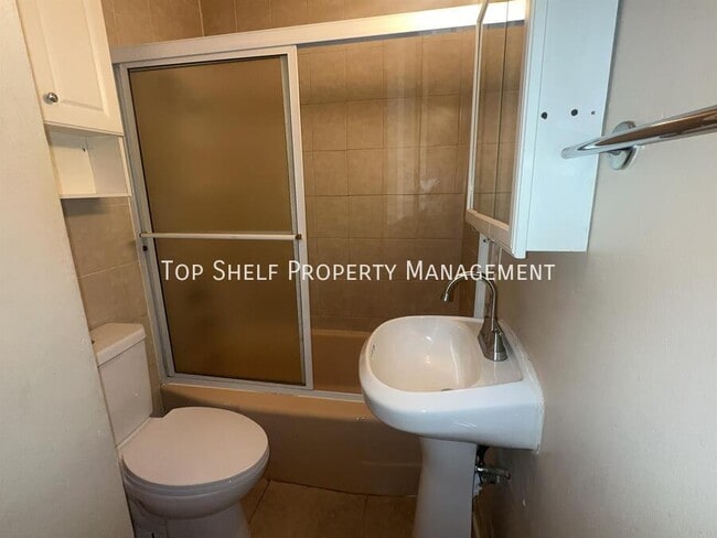 Building Photo - 4812 Lakeview Dr