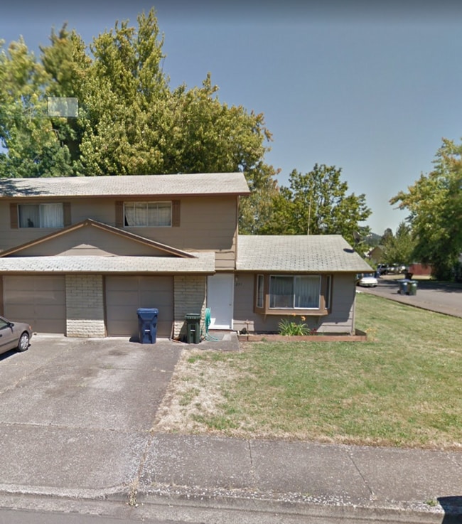 Building Photo - Springfield Duplex