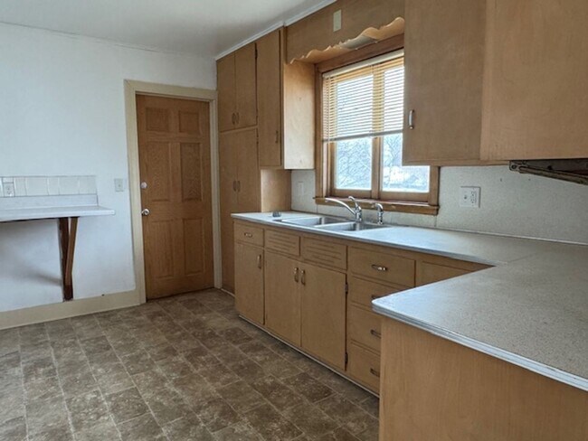 Building Photo - 654 Jefferson St