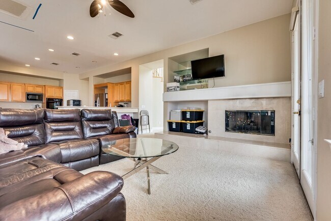 Building Photo - Luxurious, Entertainers Dream 4 Bedroom Home