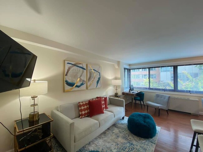 Building Photo - Cozy Studio Condo in Dupont Circle!