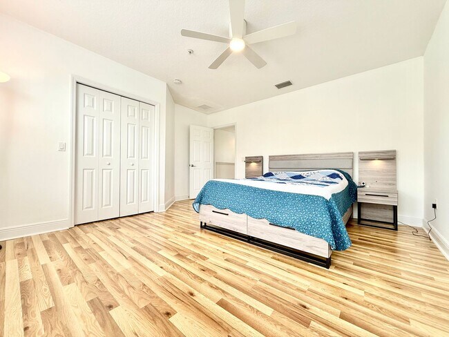 Building Photo - Perfect balance of space, style & easy living - 2Bedrooms 2.5Bath in Clearwater!