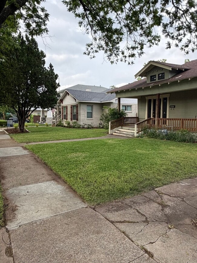 Building Photo - Stylish 2/2 Bungalow with Modern Kitchen & Spacious Backyard