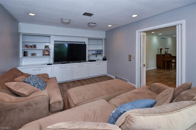 Building Photo - 24735 Twickenham Dr