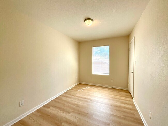 Building Photo - 1611 N Navidad St