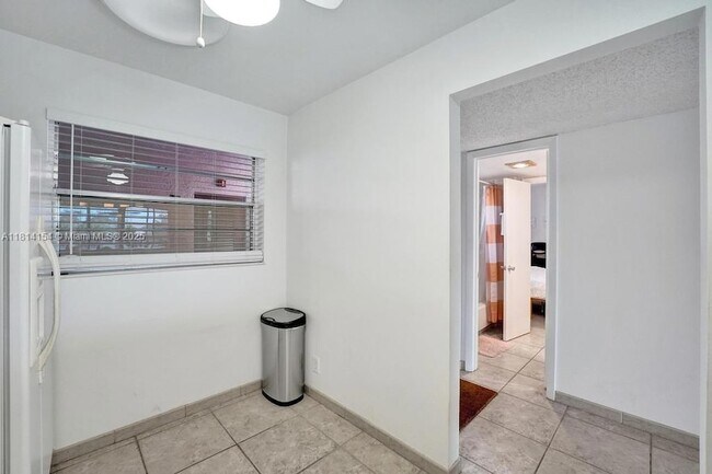 Building Photo - 1911 Sabal Palm Dr