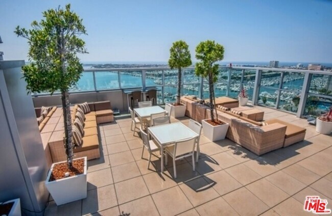Building Photo - 13700 Marina Pointe Dr