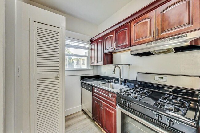 Building Photo - 1444 1st Ave Pl