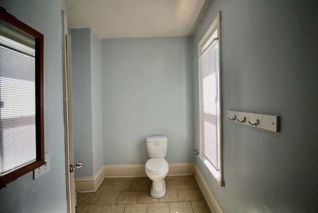 Building Photo - 4 Bedroom Home on West Side!