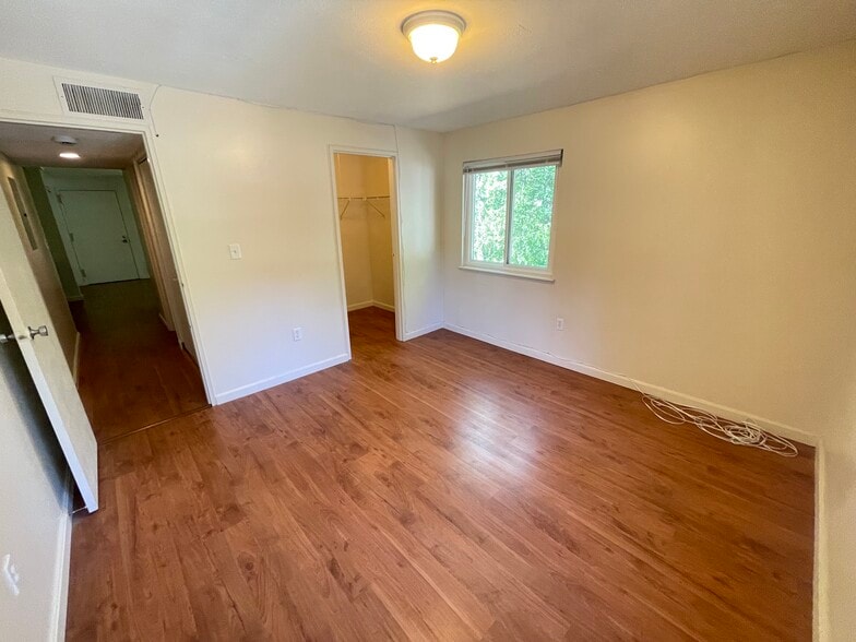 Building Photo - 8 Post Oak Ln