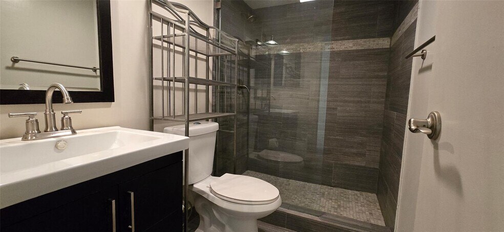 Building Photo - 250 Jacaranda Dr