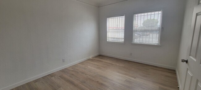 Building Photo - 1120 Amalia Ave