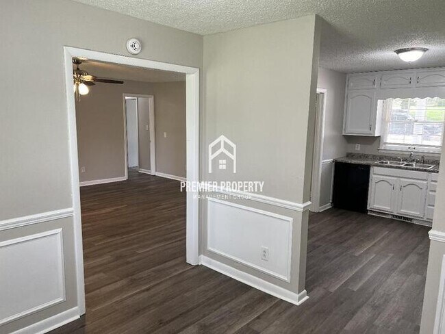 Building Photo - 6119 Rickwood Dr NW