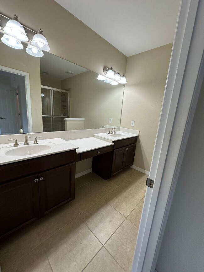 Building Photo - 3/2/2 Town Home Style Condo at Maintenance...