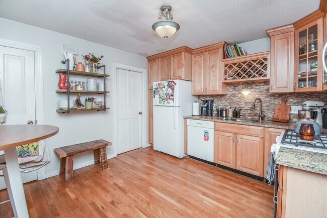 Building Photo - 99 Bartlett St