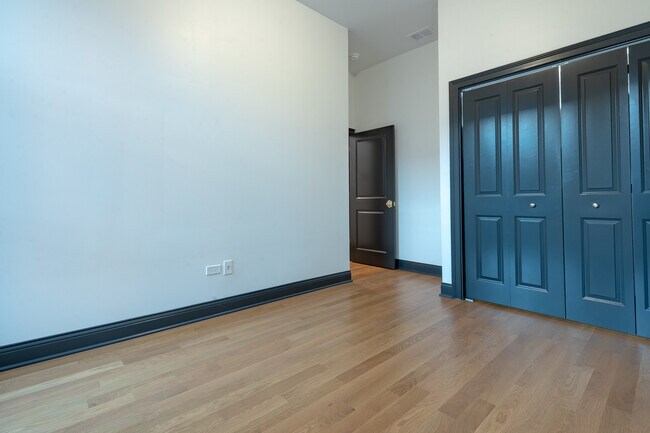 Building Photo - 28 N Throop St