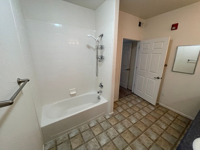 Building Photo - Englewood 2 Bedroom, 2 Bath Condo (Availab...