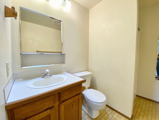 Building Photo - 3219-3219 Vincenta Dr