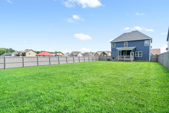 Building Photo - Pet Friendly Three Bedroom with Bonus!