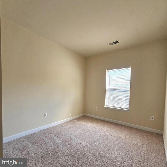 Building Photo - 725 Chevington Ct