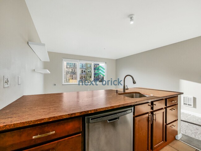Building Photo - Luxury 1 Bed, 1 Bath Downtown Seattle Condo with City & Water Views