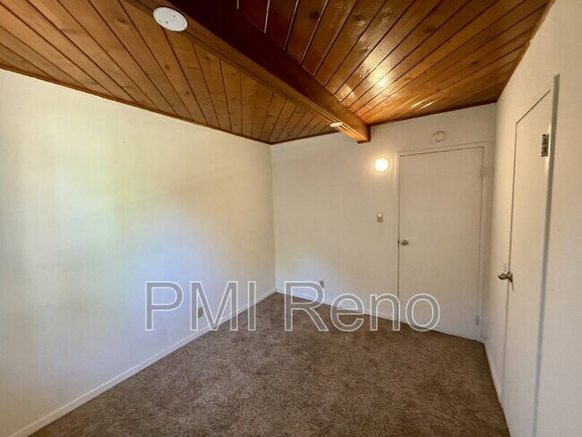 Building Photo - 335 Denslowe Dr