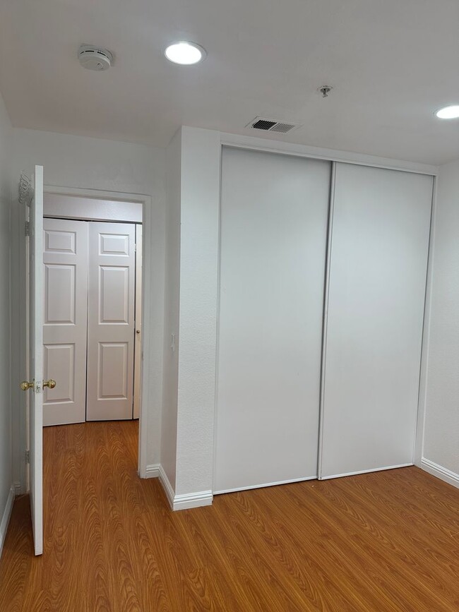 Building Photo - Stunning 3 Bed 3 Bath Duplex in Placentia with Open Floor Plan and Vaulted Ceilings.