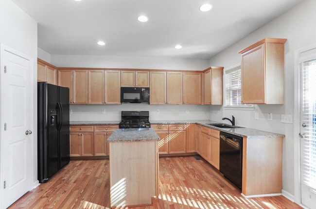 Building Photo - 1814 Dunrobin Dr SE